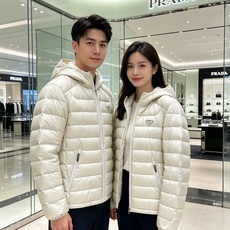 Prada 普拉达 2026秋冬新款三角标连帽轻薄羽绒,米白/酒红/藏蓝/黑四色男女同款。 横条分仓充绒,不跑绒不臃肿; Prada 普拉达 2026秋冬新款三角标连帽轻薄羽绒,米白/酒红/藏蓝/黑四色男女同款。 横条分仓充绒,不跑绒不臃肿;