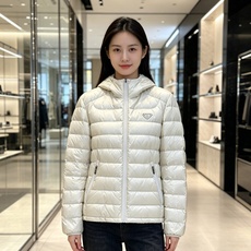 Prada 普拉达 2026秋冬新款三角标连帽轻薄羽绒,米白/酒红/藏蓝/黑四色男女同款。 横条分仓充绒,不跑绒不臃肿; Prada 普拉达 2026秋冬新款三角标连帽轻薄羽绒,米白/酒红/藏蓝/黑四色男女同款。 横条分仓充绒,不跑绒不臃肿;