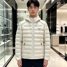 Prada 普拉达 2026秋冬新款三角标连帽轻薄羽绒,米白/酒红/藏蓝/黑四色男女同款。 横条分仓充绒,不跑绒不臃肿; Prada 普拉达 2026秋冬新款三角标连帽轻薄羽绒,米白/酒红/藏蓝/黑四色男女同款。 横条分仓充绒,不跑绒不臃肿;