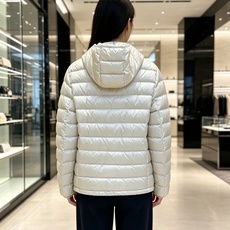 Prada 普拉达 2026秋冬新款三角标连帽轻薄羽绒,米白/酒红/藏蓝/黑四色男女同款。 横条分仓充绒,不跑绒不臃肿; Prada 普拉达 2026秋冬新款三角标连帽轻薄羽绒,米白/酒红/藏蓝/黑四色男女同款。 横条分仓充绒,不跑绒不臃肿;