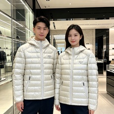 Prada 普拉达 2026秋冬新款三角标连帽轻薄羽绒,米白/酒红/藏蓝/黑四色男女同款。 横条分仓充绒,不跑绒不臃肿; Prada 普拉达 2026秋冬新款三角标连帽轻薄羽绒,米白/酒红/藏蓝/黑四色男女同款。 横条分仓充绒,不跑绒不臃肿;