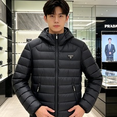 Prada 普拉达 2026秋冬新款三角标连帽轻薄羽绒,米白/酒红/藏蓝/黑四色男女同款。 横条分仓充绒,不跑绒不臃肿; Prada 普拉达 2026秋冬新款三角标连帽轻薄羽绒,米白/酒红/藏蓝/黑四色男女同款。 横条分仓充绒,不跑绒不臃肿;