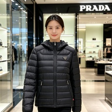 Prada 普拉达 2026秋冬新款三角标连帽轻薄羽绒,米白/酒红/藏蓝/黑四色男女同款。 横条分仓充绒,不跑绒不臃肿; Prada 普拉达 2026秋冬新款三角标连帽轻薄羽绒,米白/酒红/藏蓝/黑四色男女同款。 横条分仓充绒,不跑绒不臃肿;