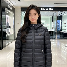 Prada 普拉达 2026秋冬新款三角标连帽轻薄羽绒,米白/酒红/藏蓝/黑四色男女同款。 横条分仓充绒,不跑绒不臃肿; Prada 普拉达 2026秋冬新款三角标连帽轻薄羽绒,米白/酒红/藏蓝/黑四色男女同款。 横条分仓充绒,不跑绒不臃肿;