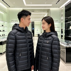 Prada 普拉达 2026秋冬新款三角标连帽轻薄羽绒,米白/酒红/藏蓝/黑四色男女同款。 横条分仓充绒,不跑绒不臃肿; Prada 普拉达 2026秋冬新款三角标连帽轻薄羽绒,米白/酒红/藏蓝/黑四色男女同款。 横条分仓充绒,不跑绒不臃肿;