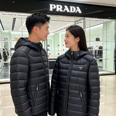 Prada 普拉达 2026秋冬新款三角标连帽轻薄羽绒,米白/酒红/藏蓝/黑四色男女同款。 横条分仓充绒,不跑绒不臃肿; Prada 普拉达 2026秋冬新款三角标连帽轻薄羽绒,米白/酒红/藏蓝/黑四色男女同款。 横条分仓充绒,不跑绒不臃肿;