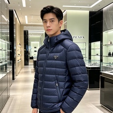 Prada 普拉达 2026秋冬新款三角标连帽轻薄羽绒,米白/酒红/藏蓝/黑四色男女同款。 横条分仓充绒,不跑绒不臃肿; Prada 普拉达 2026秋冬新款三角标连帽轻薄羽绒,米白/酒红/藏蓝/黑四色男女同款。 横条分仓充绒,不跑绒不臃肿;