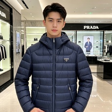 Prada 普拉达 2026秋冬新款三角标连帽轻薄羽绒,米白/酒红/藏蓝/黑四色男女同款。 横条分仓充绒,不跑绒不臃肿; Prada 普拉达 2026秋冬新款三角标连帽轻薄羽绒,米白/酒红/藏蓝/黑四色男女同款。 横条分仓充绒,不跑绒不臃肿;