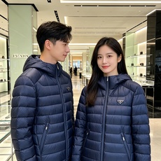 Prada 普拉达 2026秋冬新款三角标连帽轻薄羽绒,米白/酒红/藏蓝/黑四色男女同款。 横条分仓充绒,不跑绒不臃肿; Prada 普拉达 2026秋冬新款三角标连帽轻薄羽绒,米白/酒红/藏蓝/黑四色男女同款。 横条分仓充绒,不跑绒不臃肿;