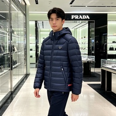 Prada 普拉达 2026秋冬新款三角标连帽轻薄羽绒,米白/酒红/藏蓝/黑四色男女同款。 横条分仓充绒,不跑绒不臃肿; Prada 普拉达 2026秋冬新款三角标连帽轻薄羽绒,米白/酒红/藏蓝/黑四色男女同款。 横条分仓充绒,不跑绒不臃肿;