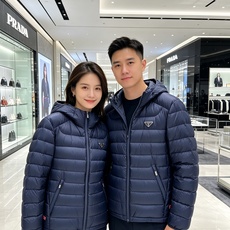 Prada 普拉达 2026秋冬新款三角标连帽轻薄羽绒,米白/酒红/藏蓝/黑四色男女同款。 横条分仓充绒,不跑绒不臃肿; Prada 普拉达 2026秋冬新款三角标连帽轻薄羽绒,米白/酒红/藏蓝/黑四色男女同款。 横条分仓充绒,不跑绒不臃肿;