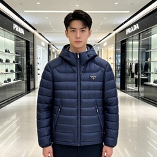 Prada 普拉达 2026秋冬新款三角标连帽轻薄羽绒,米白/酒红/藏蓝/黑四色男女同款。 横条分仓充绒,不跑绒不臃肿; Prada 普拉达 2026秋冬新款三角标连帽轻薄羽绒,米白/酒红/藏蓝/黑四色男女同款。 横条分仓充绒,不跑绒不臃肿;