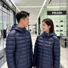 Prada 普拉达 2026秋冬新款三角标连帽轻薄羽绒,米白/酒红/藏蓝/黑四色男女同款。 横条分仓充绒,不跑绒不臃肿; Prada 普拉达 2026秋冬新款三角标连帽轻薄羽绒,米白/酒红/藏蓝/黑四色男女同款。 横条分仓充绒,不跑绒不臃肿;
