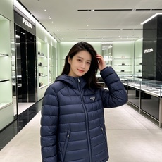 Prada 普拉达 2026秋冬新款三角标连帽轻薄羽绒,米白/酒红/藏蓝/黑四色男女同款。 横条分仓充绒,不跑绒不臃肿; Prada 普拉达 2026秋冬新款三角标连帽轻薄羽绒,米白/酒红/藏蓝/黑四色男女同款。 横条分仓充绒,不跑绒不臃肿;