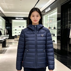 Prada 普拉达 2026秋冬新款三角标连帽轻薄羽绒,米白/酒红/藏蓝/黑四色男女同款。 横条分仓充绒,不跑绒不臃肿; Prada 普拉达 2026秋冬新款三角标连帽轻薄羽绒,米白/酒红/藏蓝/黑四色男女同款。 横条分仓充绒,不跑绒不臃肿;