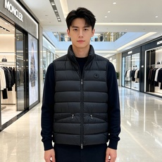 Moncler 蒙口 2026秋冬立领轻薄羽绒马甲,米白/棕/藏蓝三色 男女同款。 横格分仓充绒,轻便不跑绒;胸口经典圆 Moncler 蒙口 2026秋冬立领轻薄羽绒马甲,米白/棕/藏蓝三色 男女同款。 横格分仓充绒,轻便不跑绒;胸口经典圆