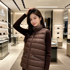 Moncler 蒙口 2026秋冬立领轻薄羽绒马甲,米白/棕/藏蓝三色 男女同款。 横格分仓充绒,轻便不跑绒;胸口经典圆 Moncler 蒙口 2026秋冬立领轻薄羽绒马甲,米白/棕/藏蓝三色 男女同款。 横格分仓充绒,轻便不跑绒;胸口经典圆