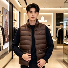 Moncler 蒙口 2026秋冬立领轻薄羽绒马甲,米白/棕/藏蓝三色 男女同款。 横格分仓充绒,轻便不跑绒;胸口经典圆 Moncler 蒙口 2026秋冬立领轻薄羽绒马甲,米白/棕/藏蓝三色 男女同款。 横格分仓充绒,轻便不跑绒;胸口经典圆