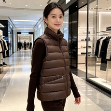 Moncler 蒙口 2026秋冬立领轻薄羽绒马甲,米白/棕/藏蓝三色 男女同款。 横格分仓充绒,轻便不跑绒;胸口经典圆 Moncler 蒙口 2026秋冬立领轻薄羽绒马甲,米白/棕/藏蓝三色 男女同款。 横格分仓充绒,轻便不跑绒;胸口经典圆