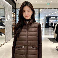 Moncler 蒙口 2026秋冬立领轻薄羽绒马甲,米白/棕/藏蓝三色 男女同款。 横格分仓充绒,轻便不跑绒;胸口经典圆 Moncler 蒙口 2026秋冬立领轻薄羽绒马甲,米白/棕/藏蓝三色 男女同款。 横格分仓充绒,轻便不跑绒;胸口经典圆