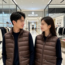 Moncler 蒙口 2026秋冬立领轻薄羽绒马甲,米白/棕/藏蓝三色 男女同款。 横格分仓充绒,轻便不跑绒;胸口经典圆 Moncler 蒙口 2026秋冬立领轻薄羽绒马甲,米白/棕/藏蓝三色 男女同款。 横格分仓充绒,轻便不跑绒;胸口经典圆