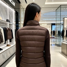 Moncler 蒙口 2026秋冬立领轻薄羽绒马甲,米白/棕/藏蓝三色 男女同款。 横格分仓充绒,轻便不跑绒;胸口经典圆 Moncler 蒙口 2026秋冬立领轻薄羽绒马甲,米白/棕/藏蓝三色 男女同款。 横格分仓充绒,轻便不跑绒;胸口经典圆