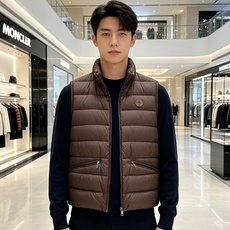 Moncler 蒙口 2026秋冬立领轻薄羽绒马甲,米白/棕/藏蓝三色 男女同款。 横格分仓充绒,轻便不跑绒;胸口经典圆 Moncler 蒙口 2026秋冬立领轻薄羽绒马甲,米白/棕/藏蓝三色 男女同款。 横格分仓充绒,轻便不跑绒;胸口经典圆