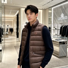 Moncler 蒙口 2026秋冬立领轻薄羽绒马甲,米白/棕/藏蓝三色 男女同款。 横格分仓充绒,轻便不跑绒;胸口经典圆 Moncler 蒙口 2026秋冬立领轻薄羽绒马甲,米白/棕/藏蓝三色 男女同款。 横格分仓充绒,轻便不跑绒;胸口经典圆