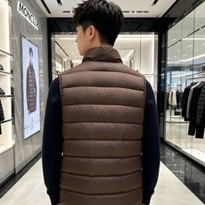 Moncler 蒙口 2026秋冬立领轻薄羽绒马甲,米白/棕/藏蓝三色 男女同款。 横格分仓充绒,轻便不跑绒;胸口经典圆 Moncler 蒙口 2026秋冬立领轻薄羽绒马甲,米白/棕/藏蓝三色 男女同款。 横格分仓充绒,轻便不跑绒;胸口经典圆