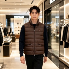 Moncler 蒙口 2026秋冬立领轻薄羽绒马甲,米白/棕/藏蓝三色 男女同款。 横格分仓充绒,轻便不跑绒;胸口经典圆 Moncler 蒙口 2026秋冬立领轻薄羽绒马甲,米白/棕/藏蓝三色 男女同款。 横格分仓充绒,轻便不跑绒;胸口经典圆