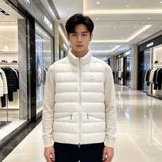 Moncler 蒙口 2026秋冬立领轻薄羽绒马甲,米白/棕/藏蓝三色 男女同款。 横格分仓充绒,轻便不跑绒;胸口经典圆 Moncler 蒙口 2026秋冬立领轻薄羽绒马甲,米白/棕/藏蓝三色 男女同款。 横格分仓充绒,轻便不跑绒;胸口经典圆