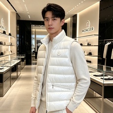 Moncler 蒙口 2026秋冬立领轻薄羽绒马甲,米白/棕/藏蓝三色 男女同款。 横格分仓充绒,轻便不跑绒;胸口经典圆 Moncler 蒙口 2026秋冬立领轻薄羽绒马甲,米白/棕/藏蓝三色 男女同款。 横格分仓充绒,轻便不跑绒;胸口经典圆