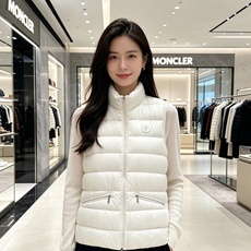 Moncler 蒙口 2026秋冬立领轻薄羽绒马甲,米白/棕/藏蓝三色 男女同款。 横格分仓充绒,轻便不跑绒;胸口经典圆 Moncler 蒙口 2026秋冬立领轻薄羽绒马甲,米白/棕/藏蓝三色 男女同款。 横格分仓充绒,轻便不跑绒;胸口经典圆