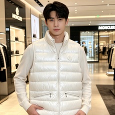 Moncler 蒙口 2026秋冬立领轻薄羽绒马甲,米白/棕/藏蓝三色 男女同款。 横格分仓充绒,轻便不跑绒;胸口经典圆 Moncler 蒙口 2026秋冬立领轻薄羽绒马甲,米白/棕/藏蓝三色 男女同款。 横格分仓充绒,轻便不跑绒;胸口经典圆
