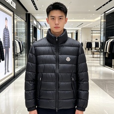 Moncler 蒙口 2026秋冬新款|男士立领轻薄羽绒服上新 蒙口经典横条轻羽绒,藏青/黑双色齐发 极简立领防风设计, Moncler 蒙口 2026秋冬新款|男士立领轻薄羽绒服上新 蒙口经典横条轻羽绒,藏青/黑双色齐发 极简立领防风设计,