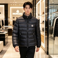 Moncler 蒙口 2026秋冬新款|男士立领轻薄羽绒服上新 蒙口经典横条轻羽绒,藏青/黑双色齐发 极简立领防风设计, Moncler 蒙口 2026秋冬新款|男士立领轻薄羽绒服上新 蒙口经典横条轻羽绒,藏青/黑双色齐发 极简立领防风设计,
