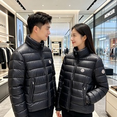 Moncler 蒙口 2026秋冬新款|男士立领轻薄羽绒服上新 蒙口经典横条轻羽绒,藏青/黑双色齐发 极简立领防风设计, Moncler 蒙口 2026秋冬新款|男士立领轻薄羽绒服上新 蒙口经典横条轻羽绒,藏青/黑双色齐发 极简立领防风设计,