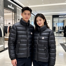 Moncler 蒙口 2026秋冬新款|男士立领轻薄羽绒服上新 蒙口经典横条轻羽绒,藏青/黑双色齐发 极简立领防风设计, Moncler 蒙口 2026秋冬新款|男士立领轻薄羽绒服上新 蒙口经典横条轻羽绒,藏青/黑双色齐发 极简立领防风设计,