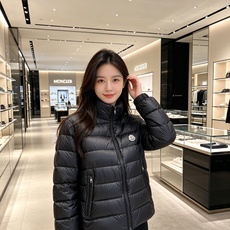 Moncler 蒙口 2026秋冬新款|男士立领轻薄羽绒服上新 蒙口经典横条轻羽绒,藏青/黑双色齐发 极简立领防风设计, Moncler 蒙口 2026秋冬新款|男士立领轻薄羽绒服上新 蒙口经典横条轻羽绒,藏青/黑双色齐发 极简立领防风设计,