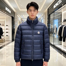 Moncler 蒙口 2026秋冬新款|男士立领轻薄羽绒服上新 蒙口经典横条轻羽绒,藏青/黑双色齐发 极简立领防风设计, Moncler 蒙口 2026秋冬新款|男士立领轻薄羽绒服上新 蒙口经典横条轻羽绒,藏青/黑双色齐发 极简立领防风设计,