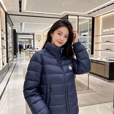 Moncler 蒙口 2026秋冬新款|男士立领轻薄羽绒服上新 蒙口经典横条轻羽绒,藏青/黑双色齐发 极简立领防风设计, Moncler 蒙口 2026秋冬新款|男士立领轻薄羽绒服上新 蒙口经典横条轻羽绒,藏青/黑双色齐发 极简立领防风设计,