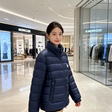 Moncler 蒙口 2026秋冬新款|男士立领轻薄羽绒服上新 蒙口经典横条轻羽绒,藏青/黑双色齐发 极简立领防风设计, Moncler 蒙口 2026秋冬新款|男士立领轻薄羽绒服上新 蒙口经典横条轻羽绒,藏青/黑双色齐发 极简立领防风设计,