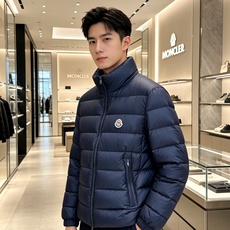 Moncler 蒙口 2026秋冬新款|男士立领轻薄羽绒服上新 蒙口经典横条轻羽绒,藏青/黑双色齐发 极简立领防风设计, Moncler 蒙口 2026秋冬新款|男士立领轻薄羽绒服上新 蒙口经典横条轻羽绒,藏青/黑双色齐发 极简立领防风设计,