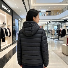 Moncler 蒙口 2026秋冬新款羽绒服重磅上新 甄选90新国标白鸭绒,高蓬松度,防寒性能出色 全套原版五金,拉链、 Moncler 蒙口 2026秋冬新款羽绒服重磅上新 甄选90新国标白鸭绒,高蓬松度,防寒性能出色 全套原版五金,拉链、