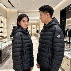 Moncler 蒙口 2026秋冬新款羽绒服重磅上新 甄选90新国标白鸭绒,高蓬松度,防寒性能出色 全套原版五金,拉链、 Moncler 蒙口 2026秋冬新款羽绒服重磅上新 甄选90新国标白鸭绒,高蓬松度,防寒性能出色 全套原版五金,拉链、