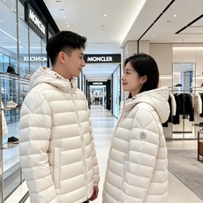 Moncler 蒙口 2026秋冬新款羽绒服重磅上新 甄选90新国标白鸭绒,高蓬松度,防寒性能出色 全套原版五金,拉链、 Moncler 蒙口 2026秋冬新款羽绒服重磅上新 甄选90新国标白鸭绒,高蓬松度,防寒性能出色 全套原版五金,拉链、