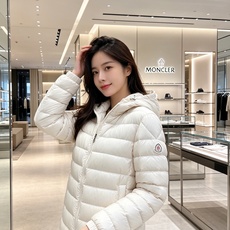Moncler 蒙口 2026秋冬新款羽绒服重磅上新 甄选90新国标白鸭绒,高蓬松度,防寒性能出色 全套原版五金,拉链、 Moncler 蒙口 2026秋冬新款羽绒服重磅上新 甄选90新国标白鸭绒,高蓬松度,防寒性能出色 全套原版五金,拉链、