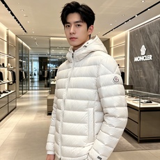 Moncler 蒙口 2026秋冬新款羽绒服重磅上新 甄选90新国标白鸭绒,高蓬松度,防寒性能出色 全套原版五金,拉链、 Moncler 蒙口 2026秋冬新款羽绒服重磅上新 甄选90新国标白鸭绒,高蓬松度,防寒性能出色 全套原版五金,拉链、