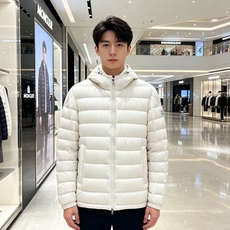 Moncler 蒙口 2026秋冬新款羽绒服重磅上新 甄选90新国标白鸭绒,高蓬松度,防寒性能出色 全套原版五金,拉链、 Moncler 蒙口 2026秋冬新款羽绒服重磅上新 甄选90新国标白鸭绒,高蓬松度,防寒性能出色 全套原版五金,拉链、