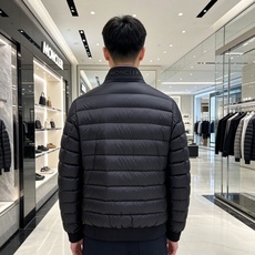 Moncler 蒙口 2026秋冬新品|棒球领轻羽绒夹克 撞色织带领精致点缀,横格均匀锁绒 罗纹收口防风设计,轻便柔和 Moncler 蒙口 2026秋冬新品|棒球领轻羽绒夹克 撞色织带领精致点缀,横格均匀锁绒 罗纹收口防风设计,轻便柔和